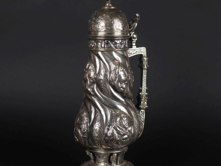 Grand pichet couvert en argent XIXème, décor en repoussé de chérubins,