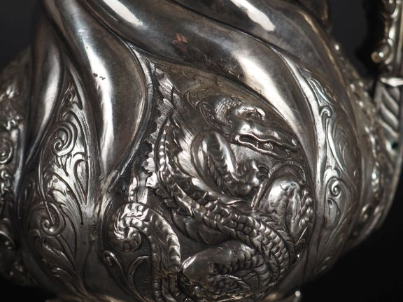 Grand pichet couvert en argent XIXème, décor en repoussé de chérubins,