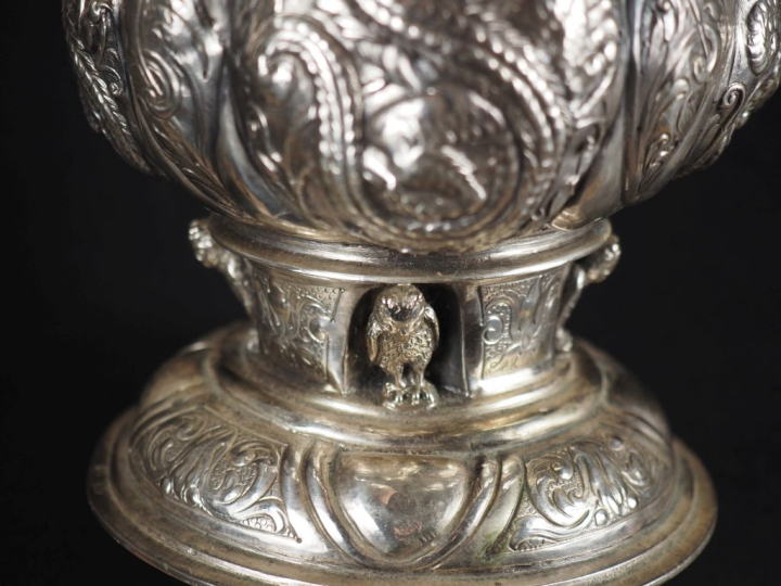 Grand pichet couvert en argent XIXème, décor en repoussé de chérubins,
