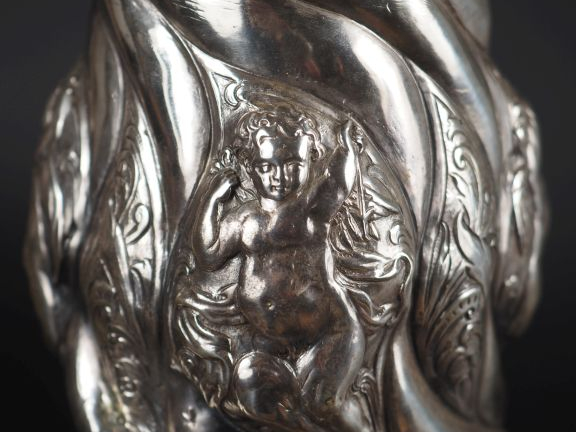 Grand pichet couvert en argent XIXème, décor en repoussé de chérubins,