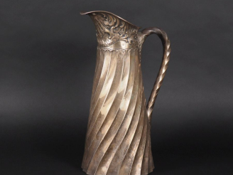 Vente aux enchères Grand broc Napoléon III en argent, poinçon Minerve, à décor de coquill