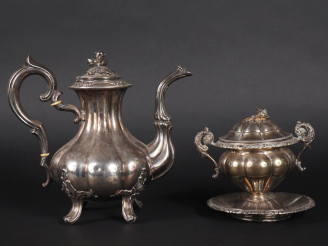 Vente aux enchères Verseuse et un sucrier avec présentoir Napoléon III en argent, poinçon