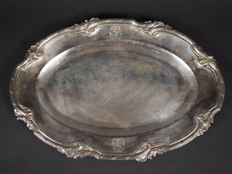 Vente aux enchères Plat Napoléon III en argent, poinçon Minerve, de style Rocaille, monog
