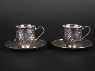 Vente aux enchères Paire de tasses et sous tasses de style Louis XV, en argent, poinçon M