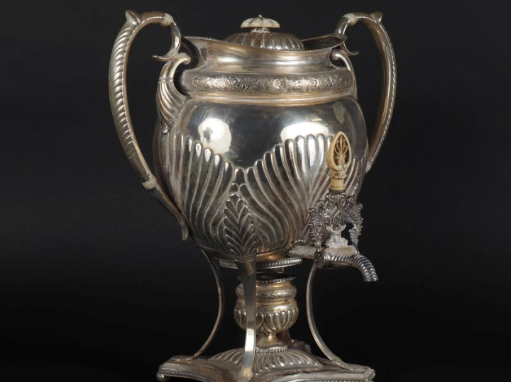 Samovar Russe en argent, à décor de godrons, de frises de fleurs, et d