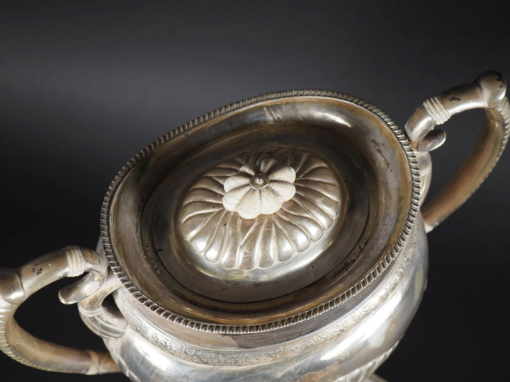 Samovar Russe en argent, à décor de godrons, de frises de fleurs, et d