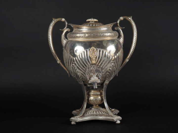 Samovar Russe en argent, à décor de godrons, de frises de fleurs, et d