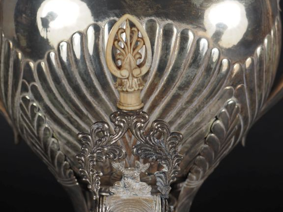 Samovar Russe en argent, à décor de godrons, de frises de fleurs, et d