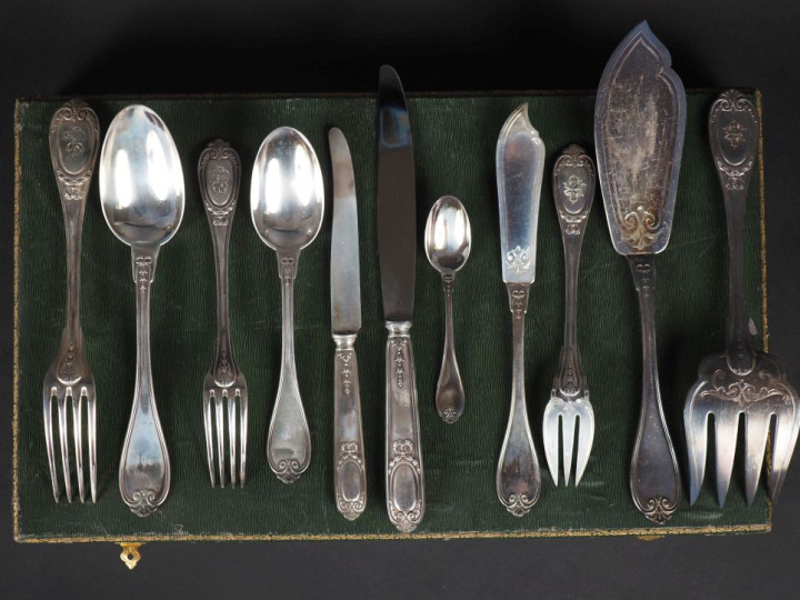 Ménagère en argent de style Louis XVI en argent, poinçon Minerve, modè