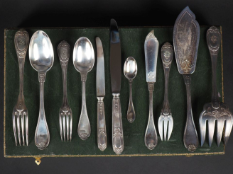 Vente aux enchères Ménagère en argent de style Louis XVI en argent, poinçon Minerve, modè