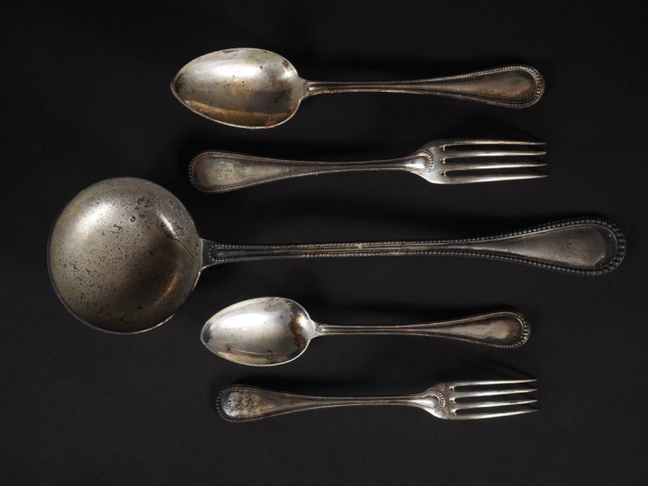 6 grands couverts et 6 couverts à entremets et une louche en argent, p