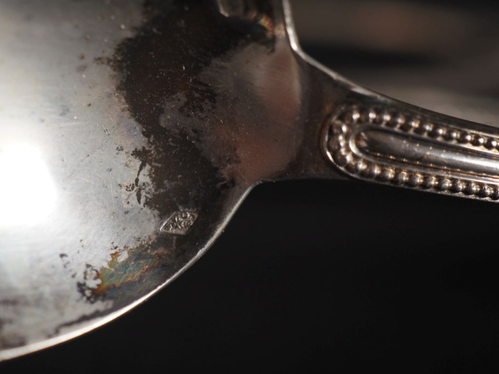 6 grands couverts et 6 couverts à entremets et une louche en argent, p