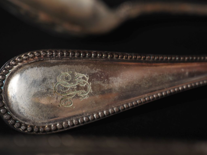 6 grands couverts et 6 couverts à entremets et une louche en argent, p