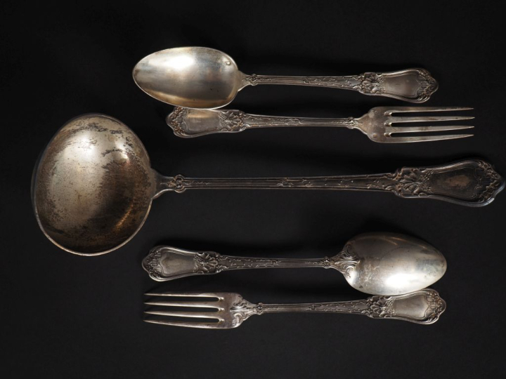 12 grands couverts et une louche en argent, poinçon Minerve, modèle à 