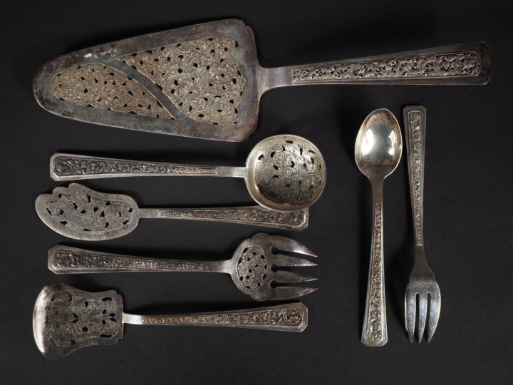 Service à dessert en argent étranger, probablement Asie, à décor gravé