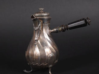 Vente aux enchères Verseuse tripode de style Louis XV en argent, poinçon Minerve, décor d