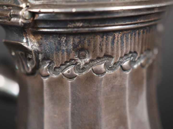 Verseuse tripode de style Louis XV en argent, poinçon Minerve, décor d