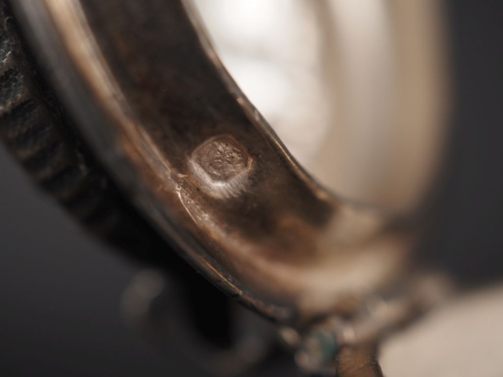 Verseuse tripode de style Louis XV en argent, poinçon Minerve, décor d