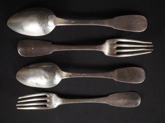 Vente aux enchères Deux différents couverts en argent, modèle uniplat, poinçon Vieillard 