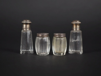 Vente aux enchères 2 paires de salerons en cristal et argent Poinçonnés   