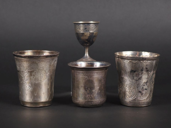 Lot comprenant :  3 timbales en argent, poinçon Minerve  un coquetier 