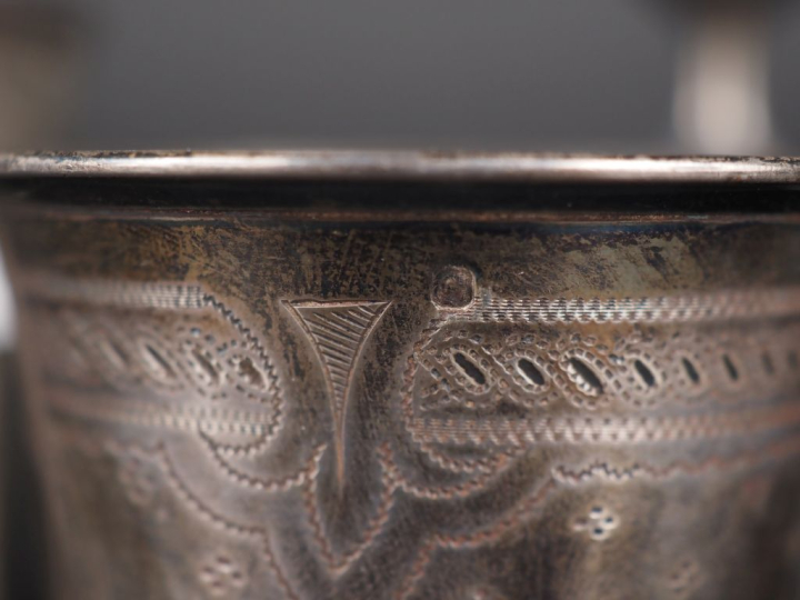Lot comprenant :  3 timbales en argent, poinçon Minerve  un coquetier 