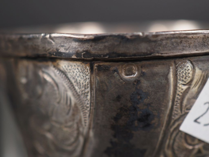 Lot comprenant :  3 timbales en argent, poinçon Minerve  un coquetier 