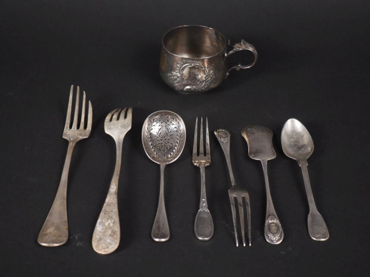 Lot comprenant :  Tasse à thé Napoléon III en argent, poinçon Minerve 