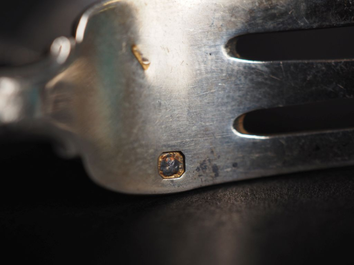 Lot comprenant :  Tasse à thé Napoléon III en argent, poinçon Minerve 