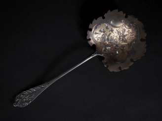 Vente aux enchères Pelle à fraise en argent et vermeil, poinçon Minerve, décor gravé d'oi