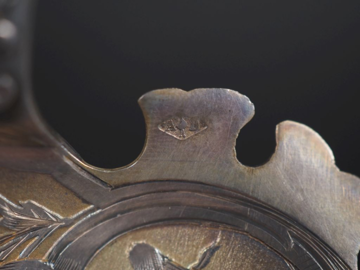 Pelle à fraise en argent et vermeil, poinçon Minerve, décor gravé d'oi