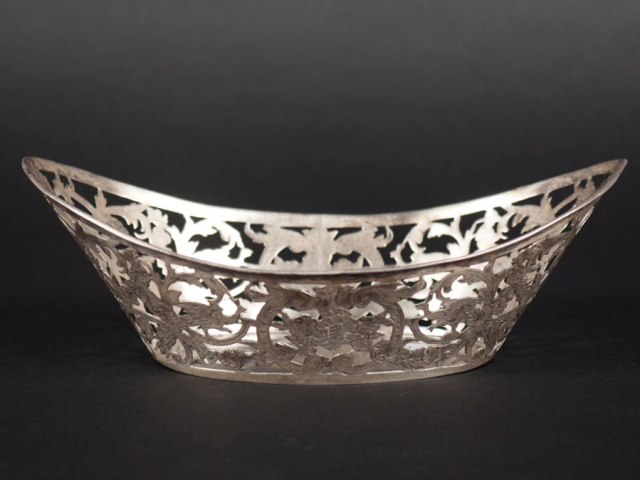 Petite corbeille en argent ajouré et gravéee, travail étranger Poids :