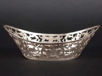 Vente aux enchères Petite corbeille en argent ajouré et gravéee, travail étranger Poids :