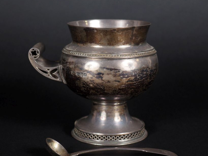 Sucrier et une cuillère en argent anglais, anse gravée et ajourée, pié