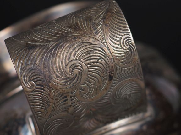 Sucrier et une cuillère en argent anglais, anse gravée et ajourée, pié