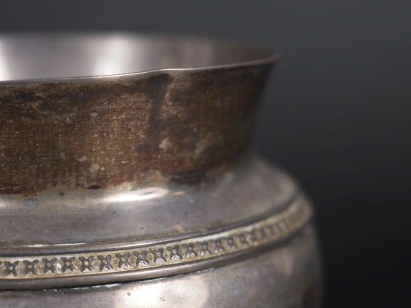 Sucrier et une cuillère en argent anglais, anse gravée et ajourée, pié