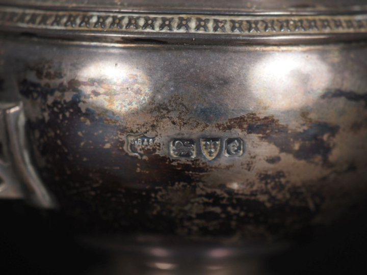 Sucrier et une cuillère en argent anglais, anse gravée et ajourée, pié