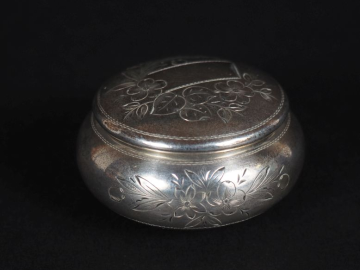 Boite à pilules en argent à décor gravé de fleurs. Poids : 25 g   
