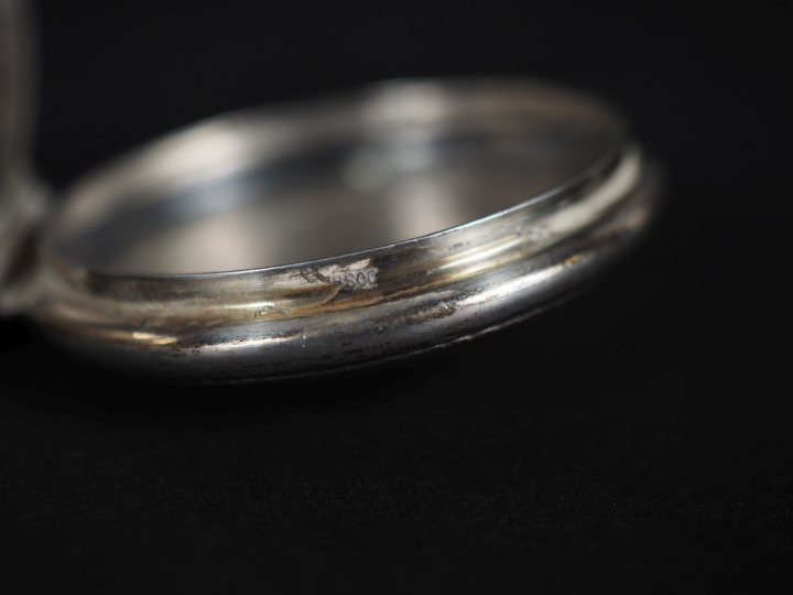 Boite à pilules en argent à décor gravé de fleurs. Poids : 25 g   