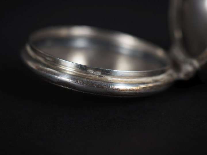 Boite à pilules en argent à décor gravé de fleurs. Poids : 25 g   