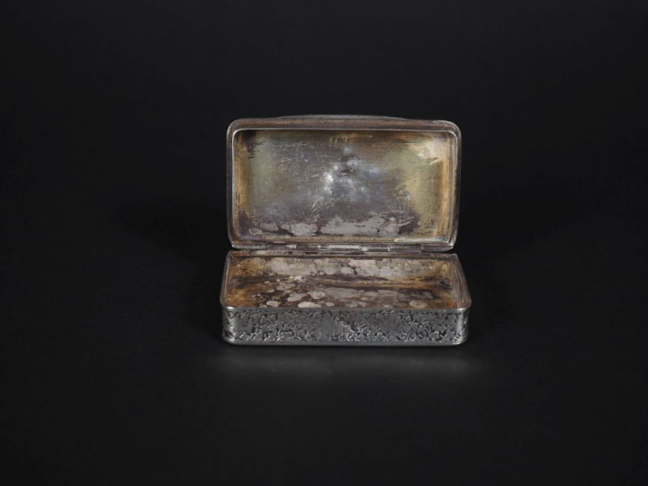 Tabatière en argent, poinçon Minerve (objet autrefois niellé), à décor