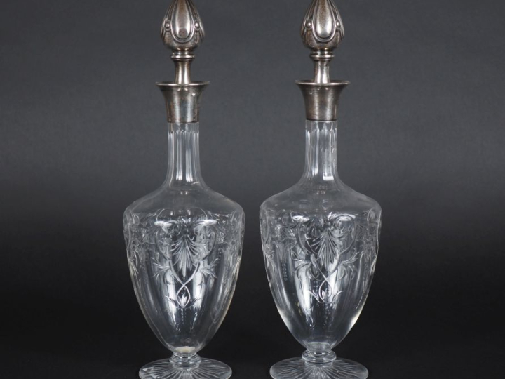 Paire de flacons en cristal, monture et bouchon en argent, poinçon Min