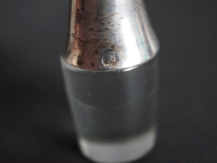 Paire de flacons en cristal, monture et bouchon en argent, poinçon Min