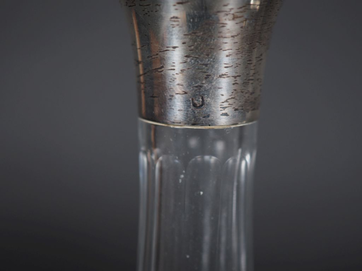 Paire de flacons en cristal, monture et bouchon en argent, poinçon Min