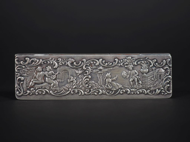 Boite rectangulaire en argent, à décor sur le couvercle de scène galan
