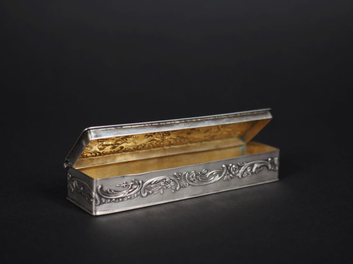 Boite rectangulaire en argent, à décor sur le couvercle de scène galan