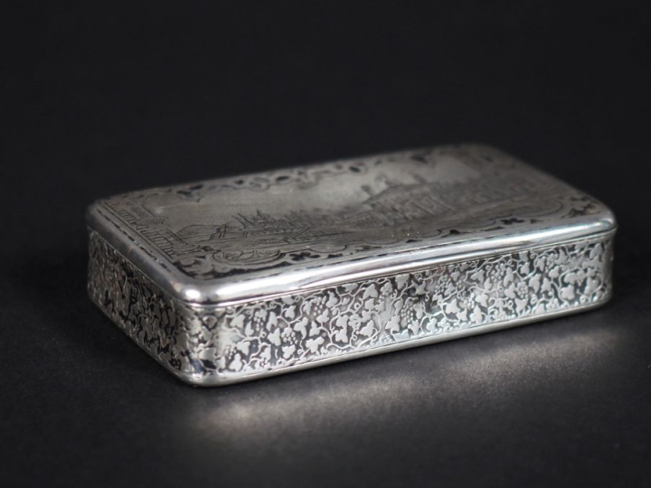 Boite rectangulaire en argent, à décor sur le couvercle de scène galan
