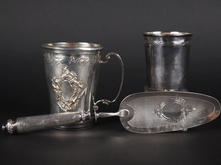 Tasse en argent de style Rocaille à décor de cartouche monogrammé Poid