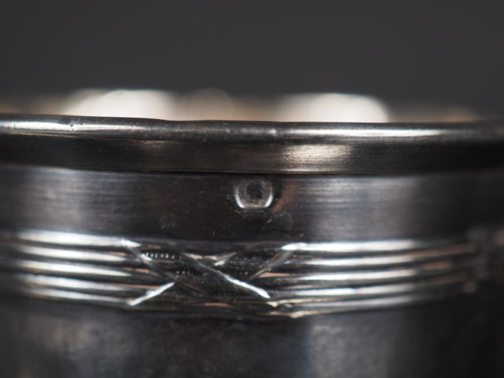 Tasse en argent de style Rocaille à décor de cartouche monogrammé Poid