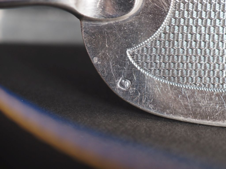 Tasse en argent de style Rocaille à décor de cartouche monogrammé Poid